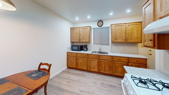 Building Photo - Newly remodeled, fully furnished, 2 bedroo...