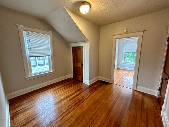 Building Photo - Norwood - Lovely, clean quiet 3bed in side by side duplex