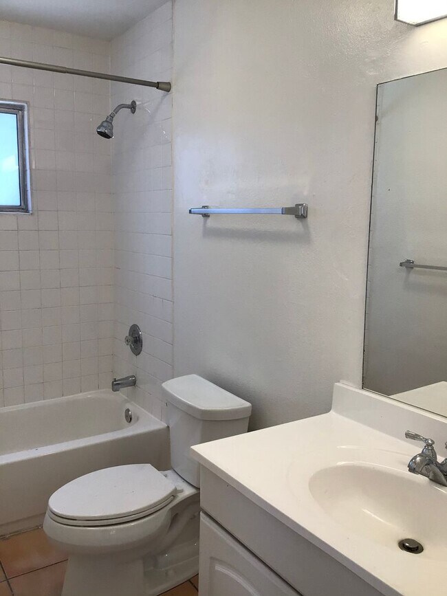 Building Photo - 1BD 1BA Point Loma Apartment - Hardwood Fl...