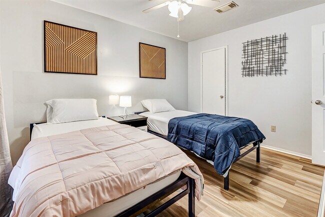 Building Photo - 92 N Deerfoot Cir