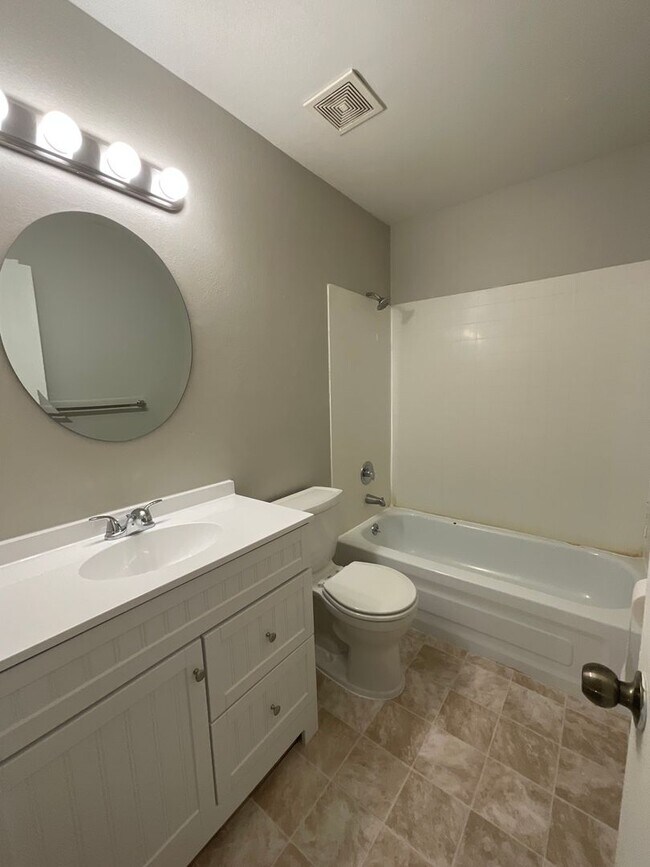 Building Photo - 1621 N Farmington Ave