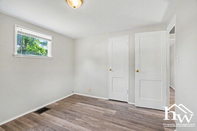 Building Photo - Cute Two Bedroom