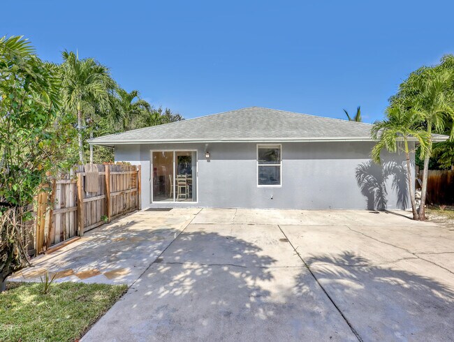 Building Photo - 1950 Wisteria St