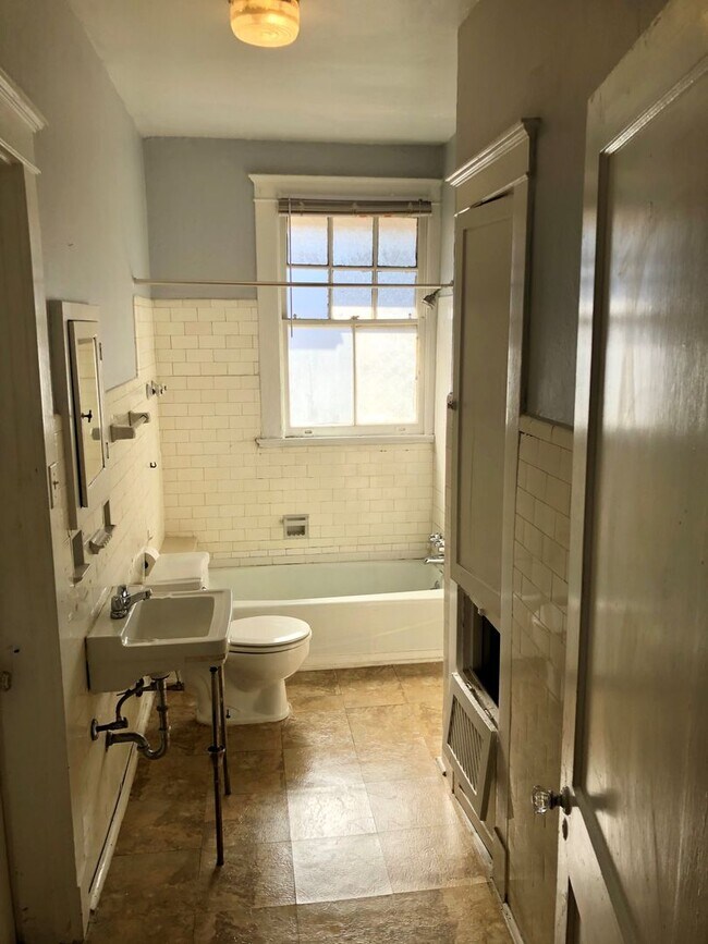 Building Photo - Large 1BD1BA w/ screened in porch