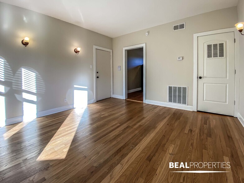 Building Photo - 4038 N Ashland Ave