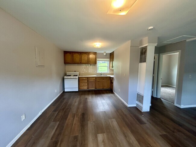 Building Photo - 8255 Lakeview Dr