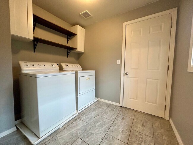 Building Photo - Welcome to this charming 3-bedroom, 2.5-bathroom house located in Vancouver, WA!