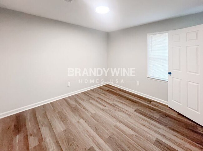 Building Photo - 324 Laurel Ln