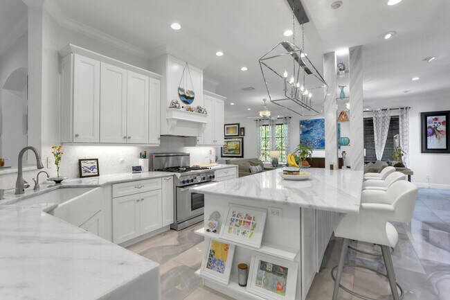Building Photo - 1020 Miramar Dr
