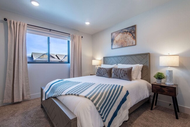 Building Photo - 690 Stone Peak Lp