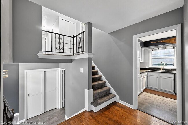 Building Photo - 4448 Greenwood Dr