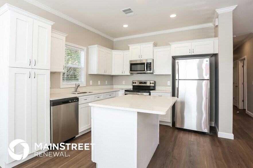 Building Photo - 2119 Lewis St