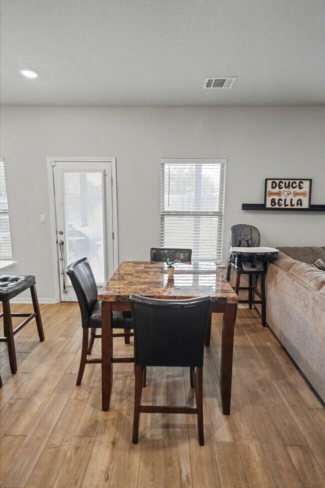 Building Photo - Stylish & Spacious 5-Bed in Prime Schertz Location! - Realtor Commission: $500