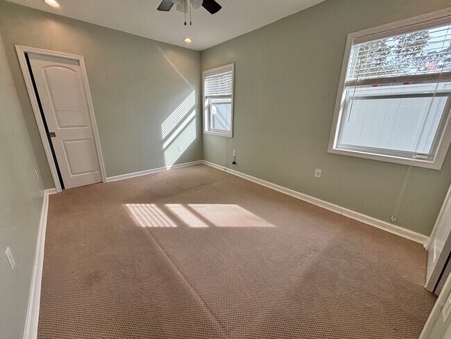 Building Photo - Renovated 3 Bed 2 Bath Home with Fenced in Yard. Screened in Porch. Tesla Charger. Minutes from J...