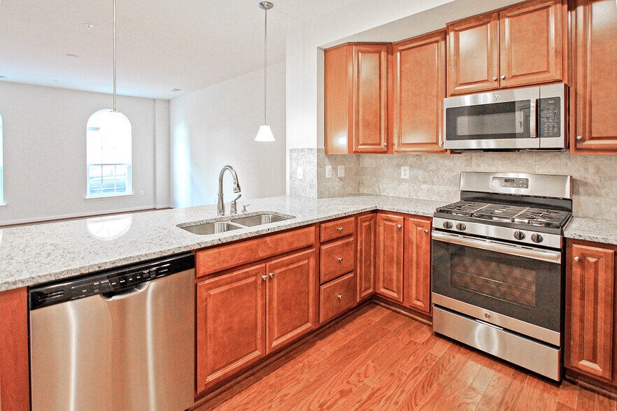 Building Photo - 13652 Endeavour Dr