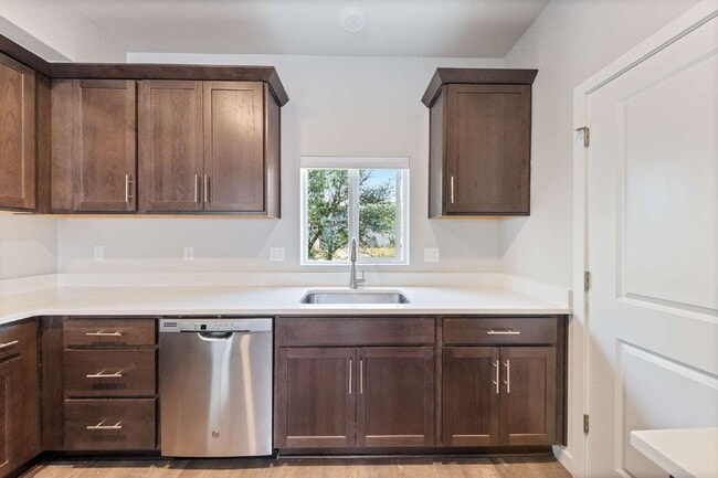 Building Photo - Charming 2-Bed with 2.5 Baths in Newberg