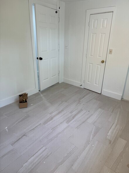 Master with walk in closet - 4620 McGregor Blvd