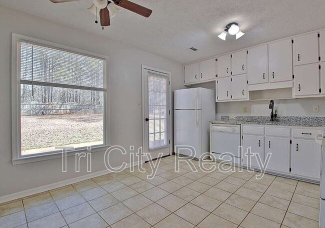 Building Photo - 210 Bella Rosa