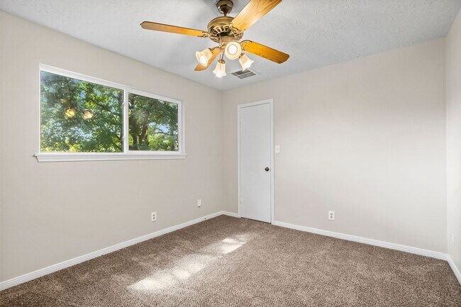 Building Photo - 11715 Park Creek Dr