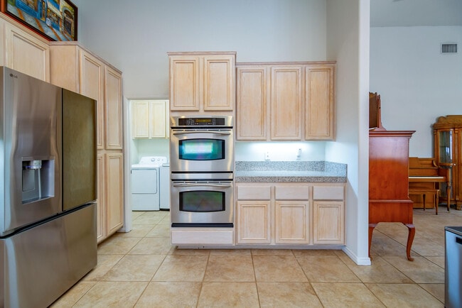 Building Photo - 45596 Torrey Pines Ct