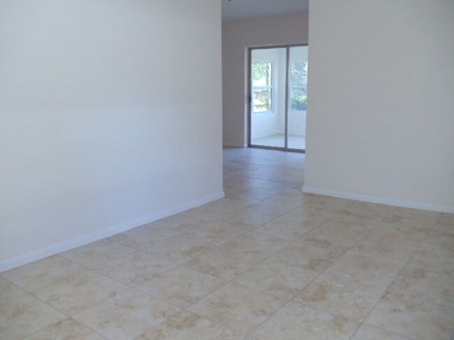 Building Photo - Modest 3 Br/1.5 Bath in Established Neighborhood