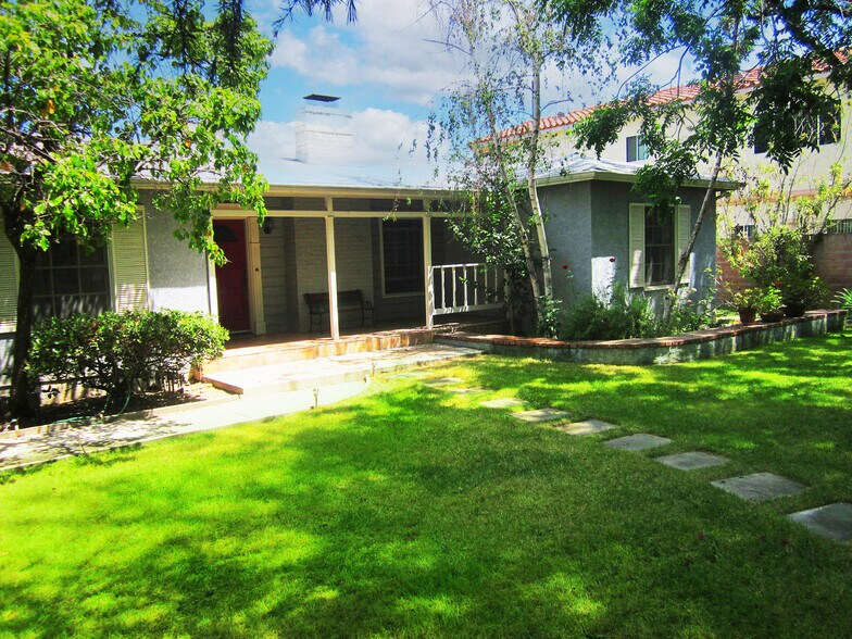 Front Porch - 15341 Cohasset St