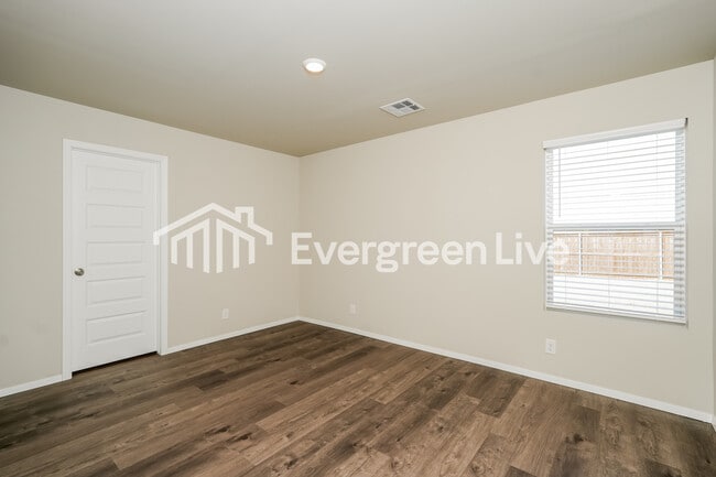 Building Photo - 10105 E King Pl