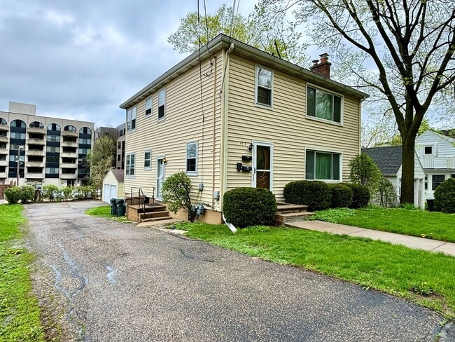 Building Photo - Large 1 Bedroom Plus Den