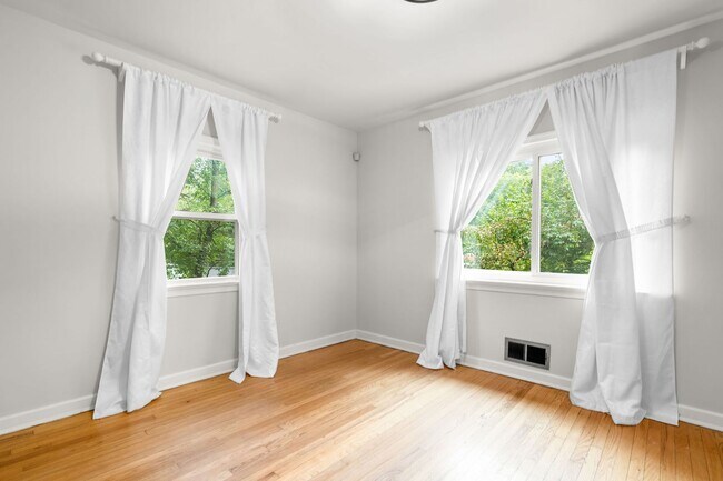 Building Photo - 3 Bed 2 Bath - Takoma Park Split Level - 1...