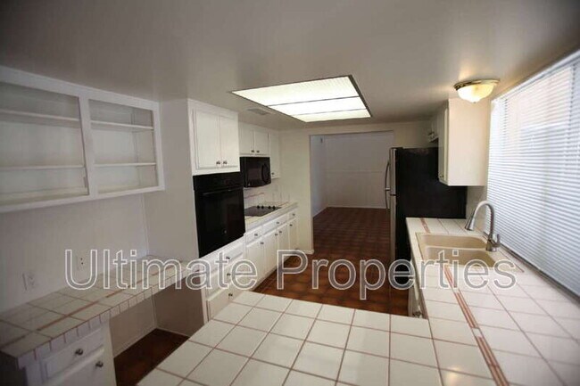 Building Photo - 8702 E Sells Dr