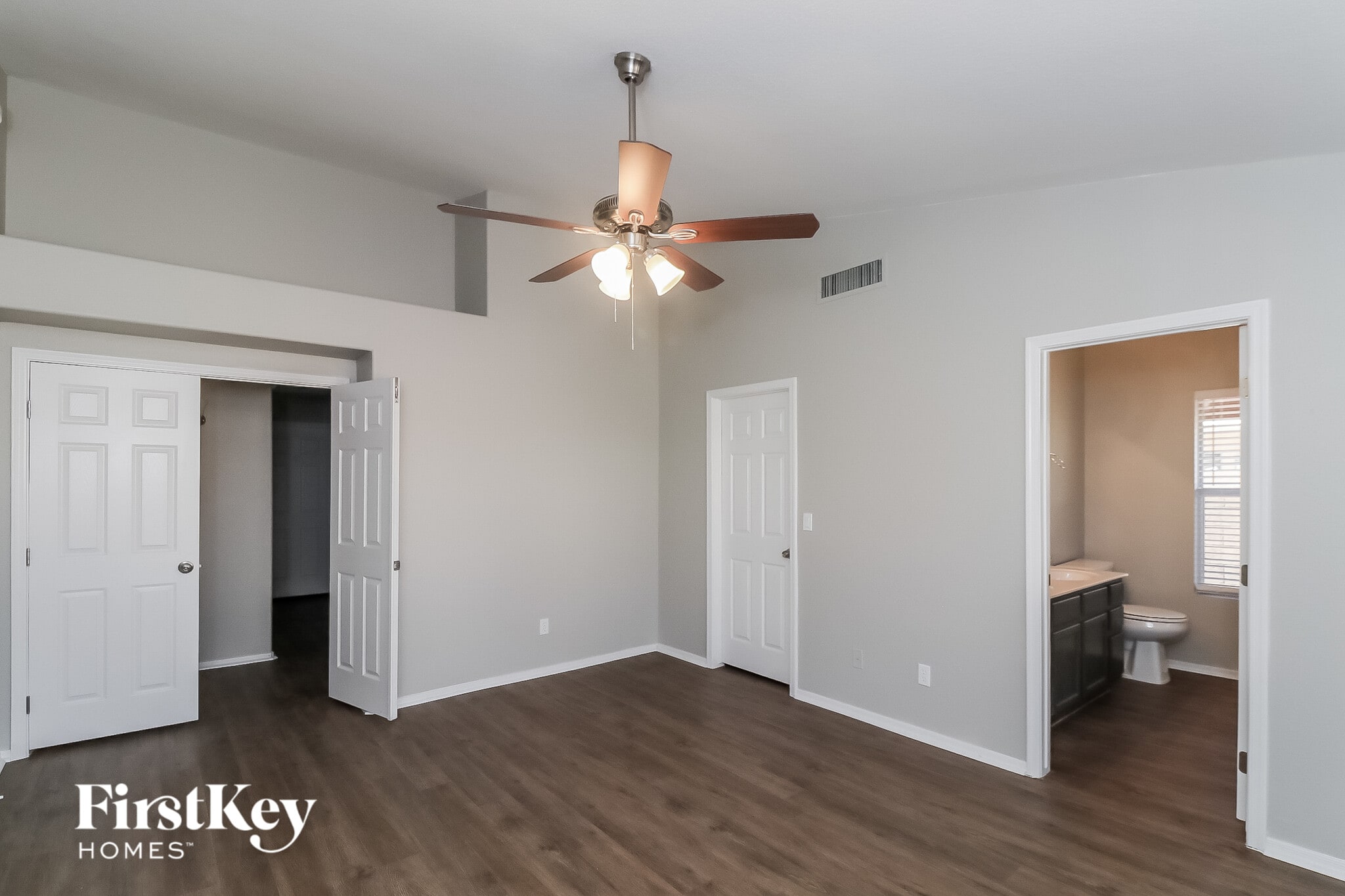 Building Photo - 1214 E Grovers Ave