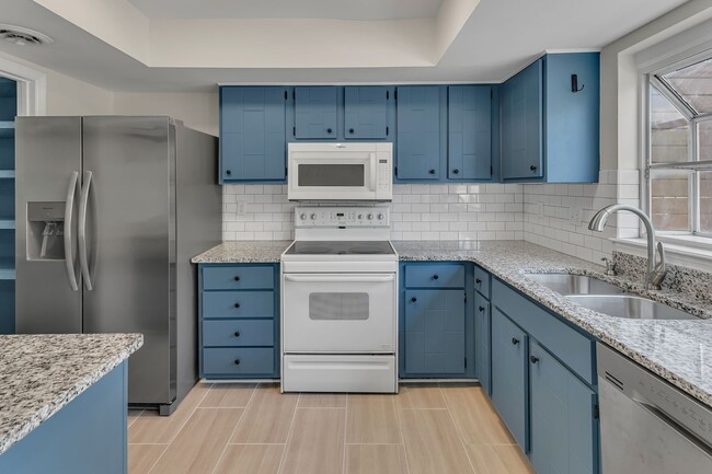 Building Photo - Brentwood/Crieve Hall end unit Condo -avai...
