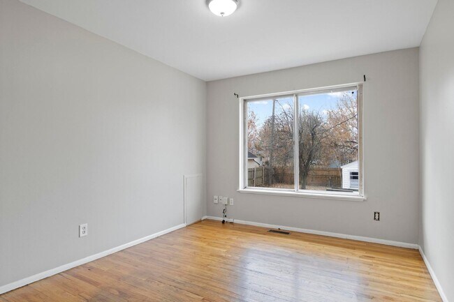 Building Photo - Hardwood Floors- Large Space - Garage