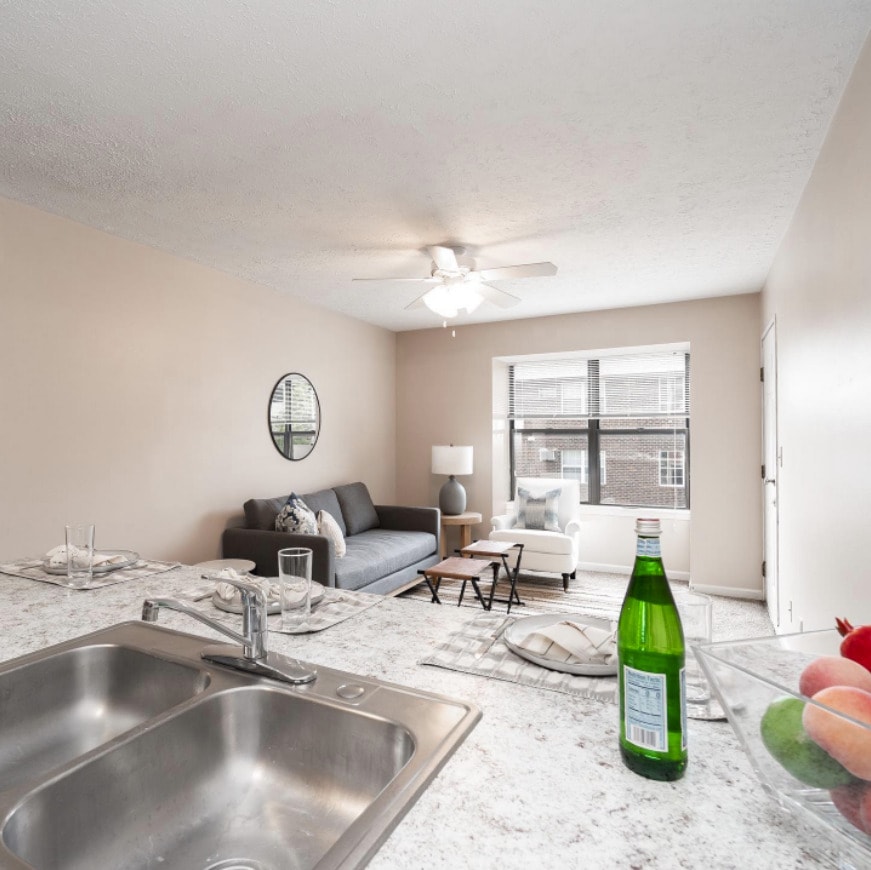 Building Photo - Muinzer - Close to Campus