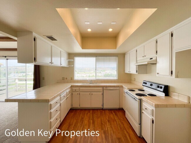 Building Photo - Welcome to this stunning duplex located in beautiful Bonsall!