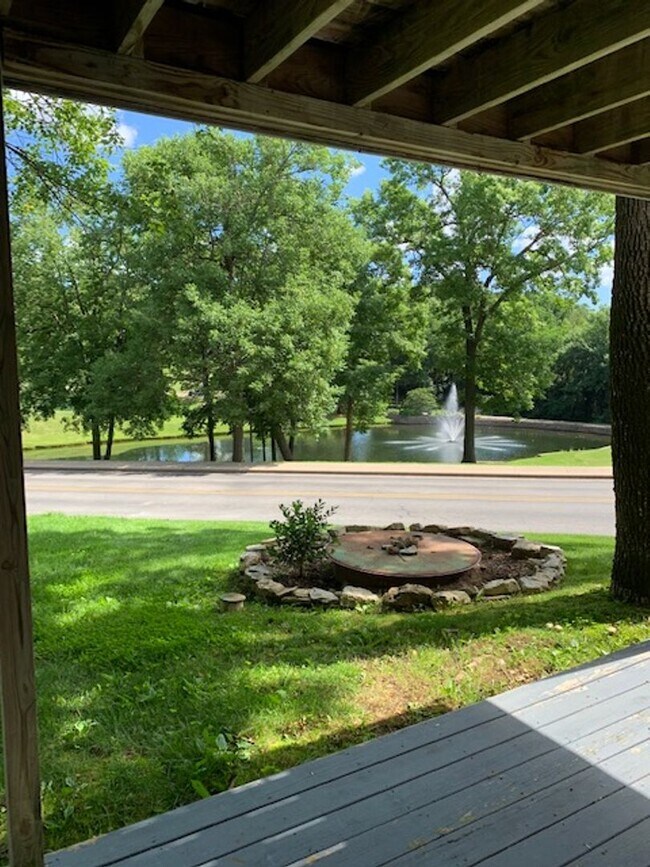 Building Photo - Spacious 3 bedroom 3.5 Baths 2 Home Office...