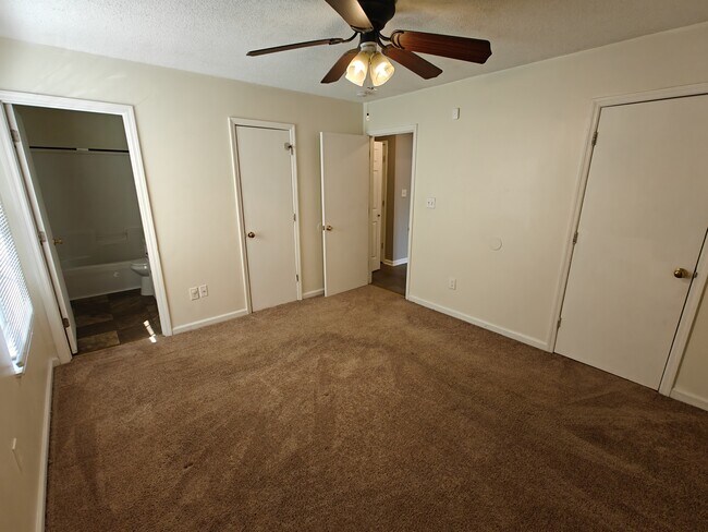 Building Photo - 11 Silver Spur Ct