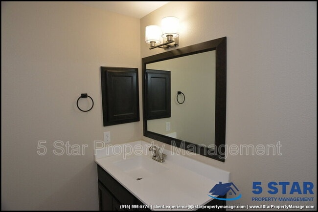 Building Photo - 806 TS Daniel Cadena Dr