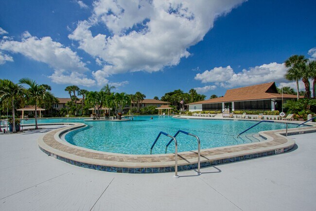 Building Photo - Fully Furnished Naples Condo- Available for Annual Rental Starting April