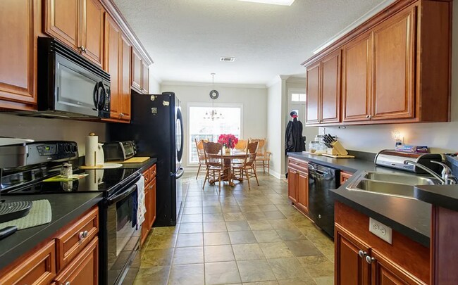 Building Photo - Spacious 3BD/2BA Home in Hahira with Scree...