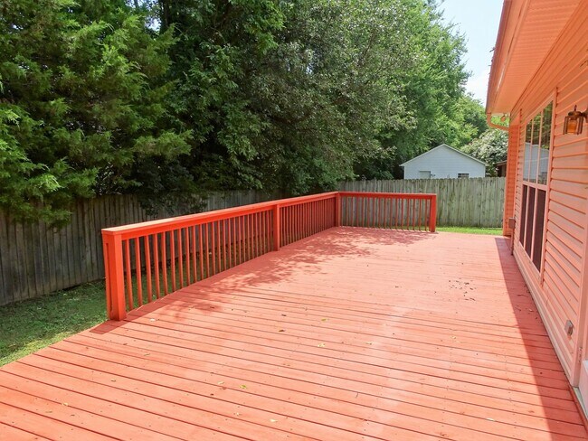 Building Photo - One Level Living! Updated 3BR / 2BA in Pri...