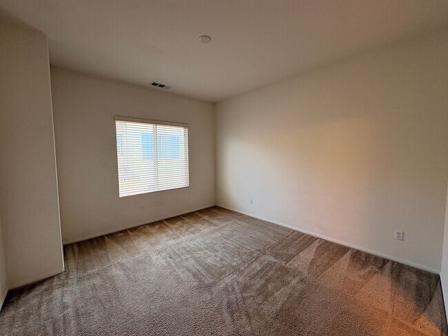 Building Photo - 3 Bed, 4 Bath in Eastvale!