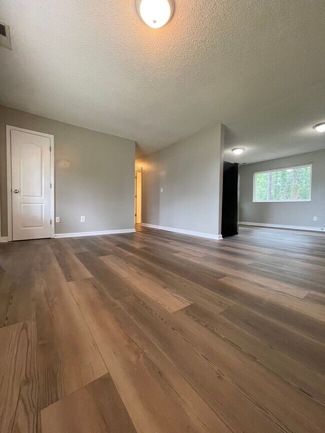 Building Photo - Inviting on Ivey!