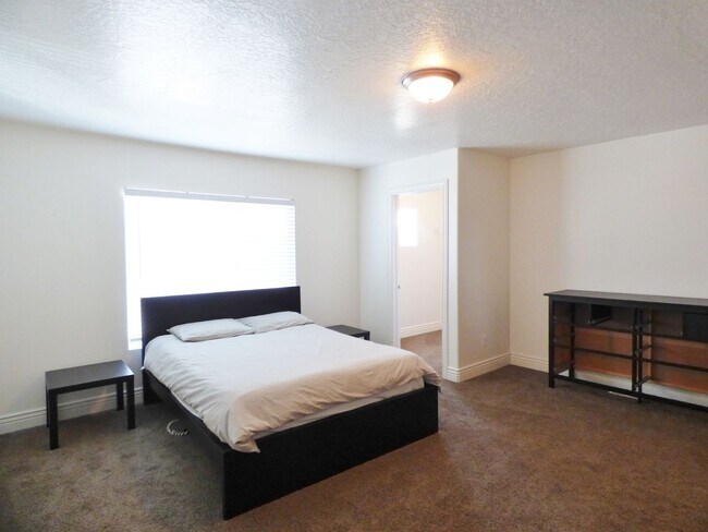 Building Photo - 3 Bd 3.5 Bath 2 Car Garage Townhome in Sandy