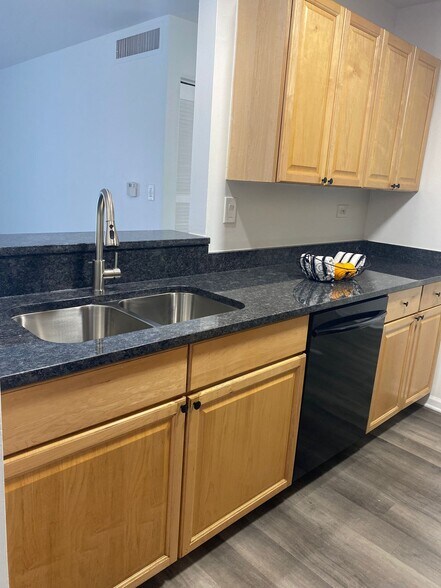 Building Photo - 1919 Prairie Sq