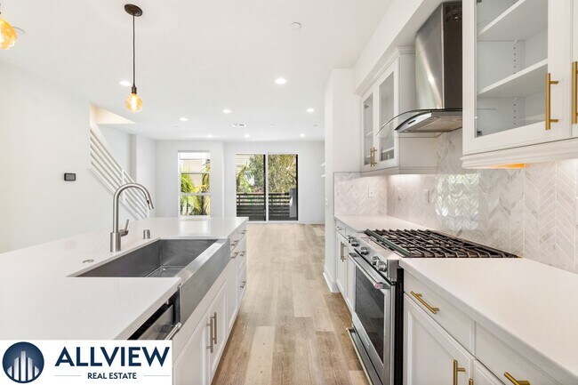 Building Photo - Gorgeous 4 Story Townhome Available in the Highly Desired 17 West Community!