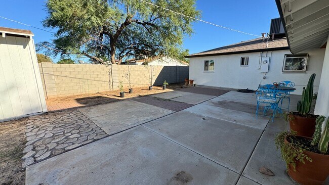 Building Photo - Renovated 4 Bedroom, 2 Bathroom Home in a Prime Phoenix Location!