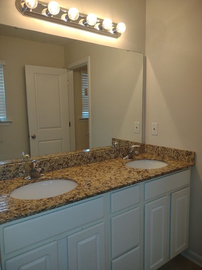 Building Photo - Super Four bedroom home in Northeast Columbia!