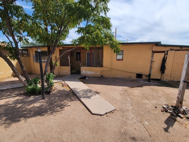 Building Photo - 461 W Thurber Rd