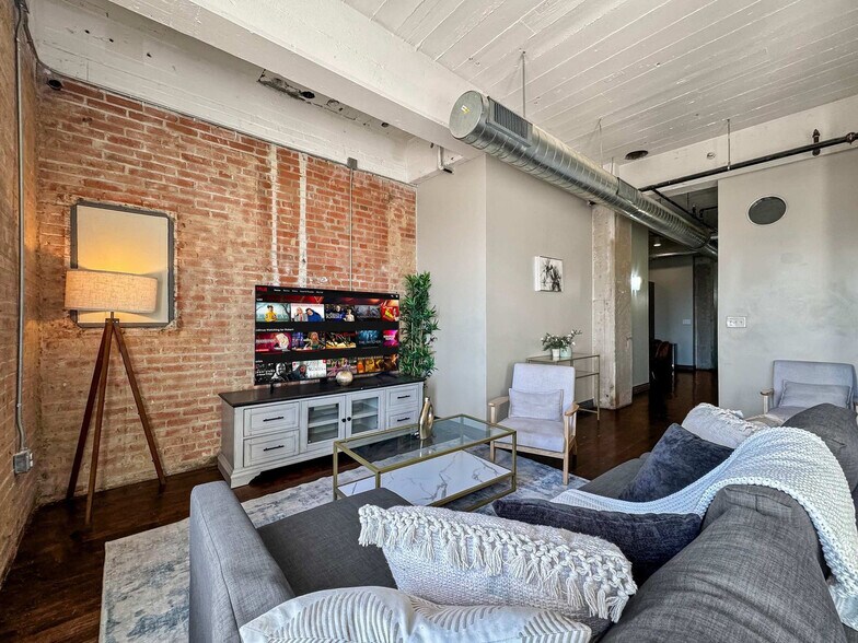 Building Photo - 555 Evergreen St